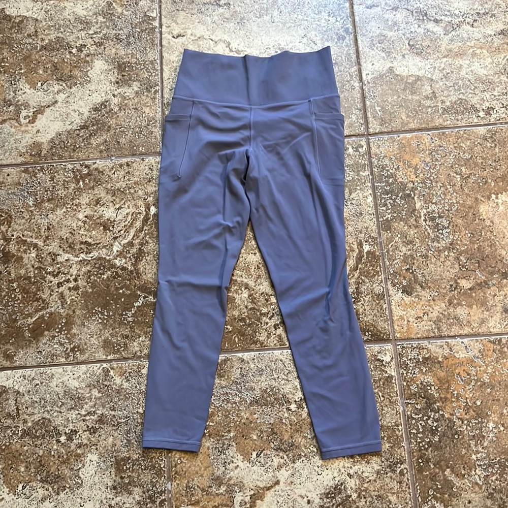 Lavender Athleta salutation stash pocket 7/8 leggings size small